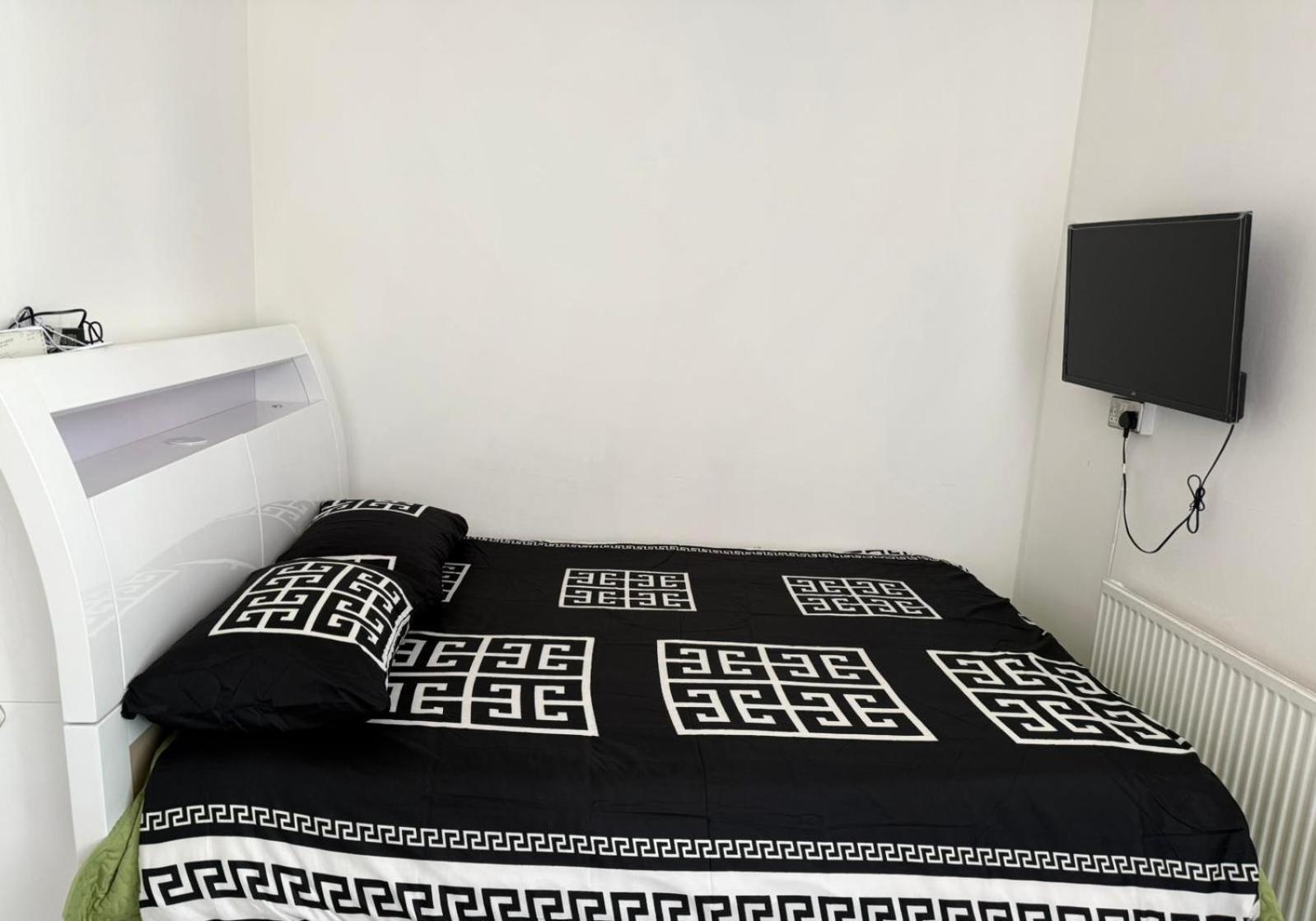 Y2 Bed & Breakfast *