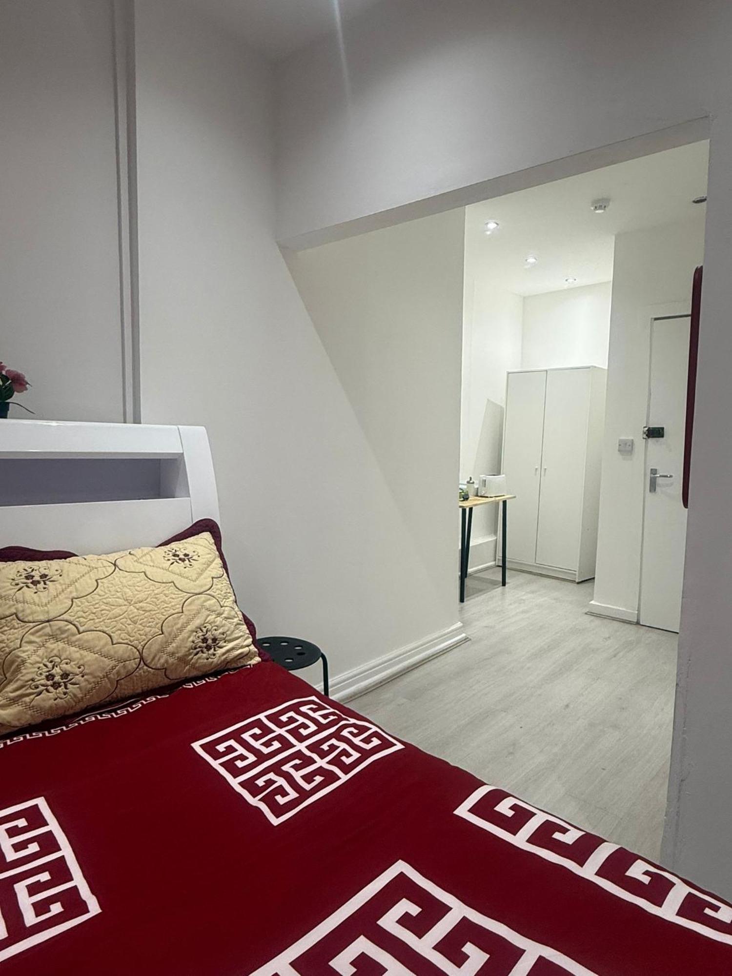 Y2 Bed & Breakfast *